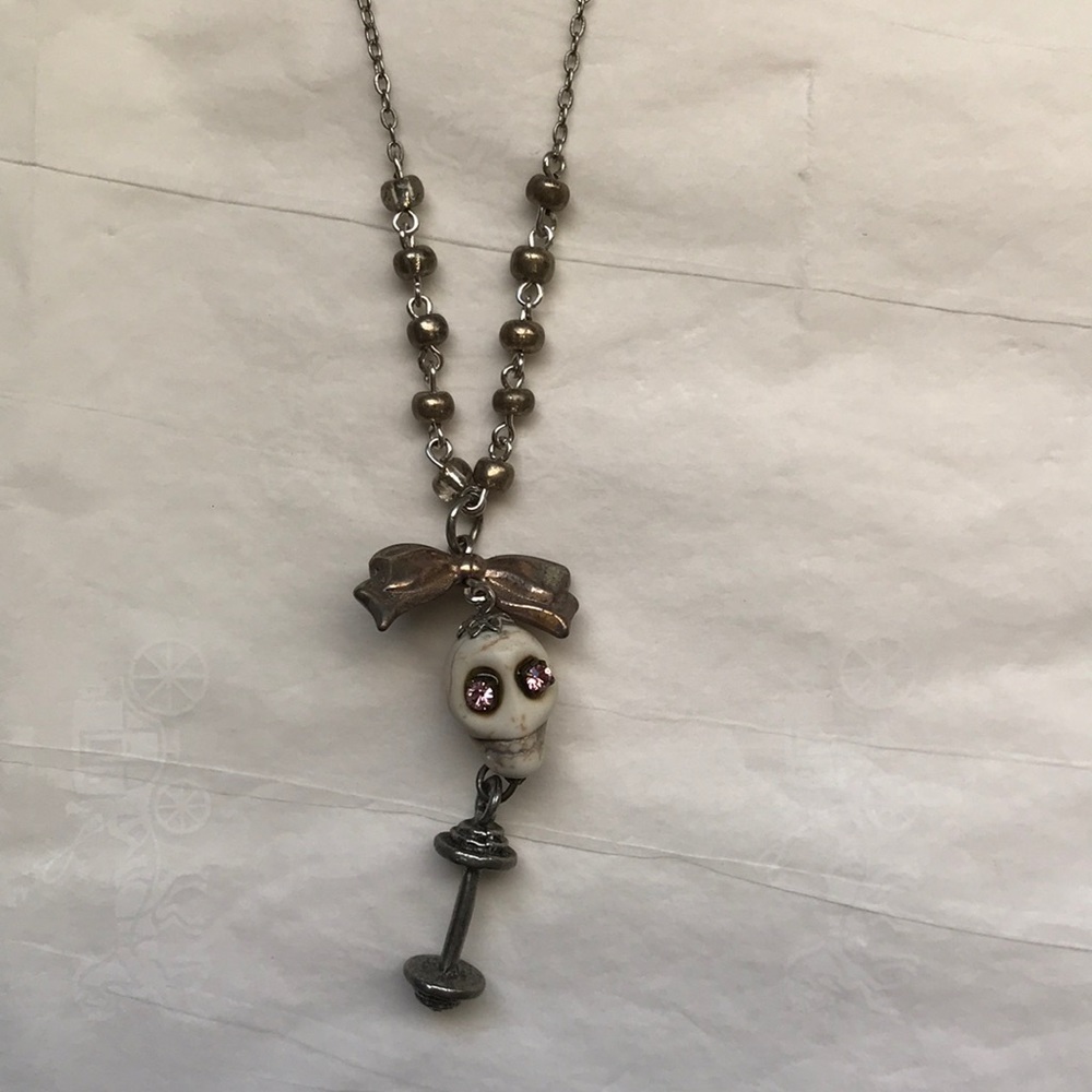 Dumbbell & skull with bow handcrafted necklace - Picture 5 of 7